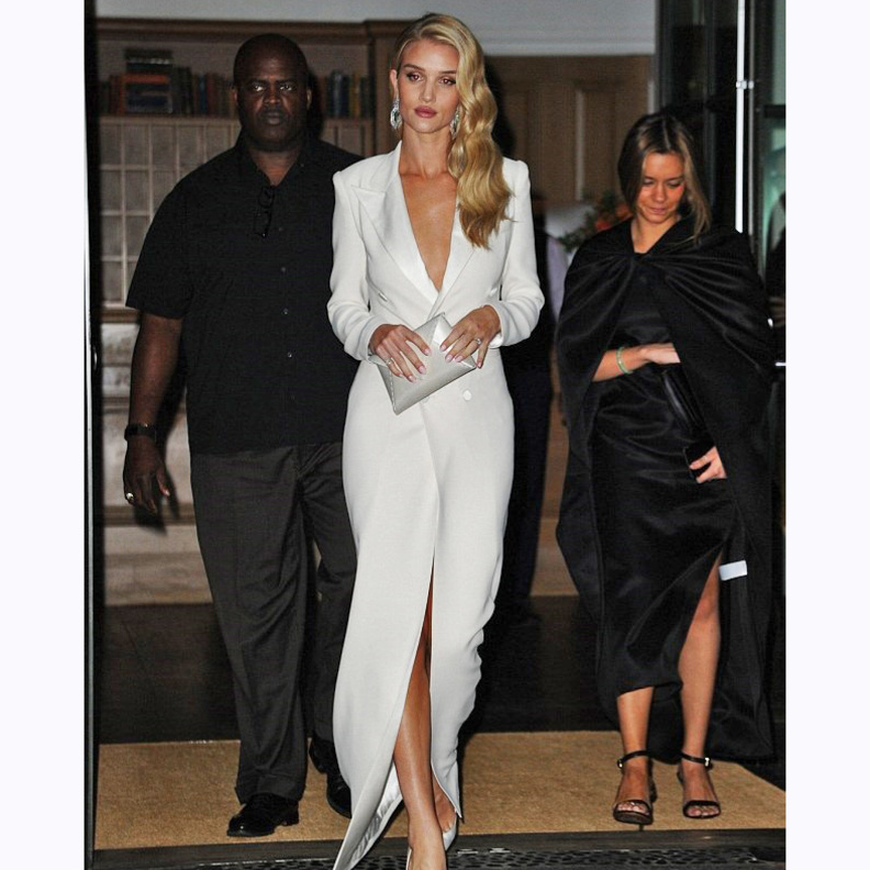 سيلينا غوميز ‏SELENA GOMEZ‏ بفستان حريري فاتح من دار ‏Coach