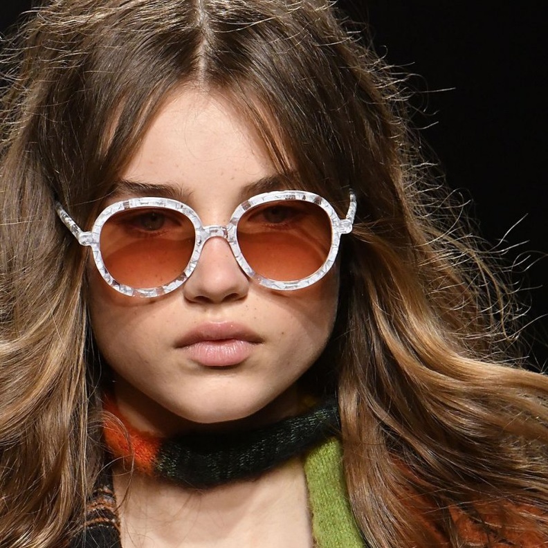 الوان الاكسسوارات مع النظارات الزهرية للبشرة البيضاء من Moschino