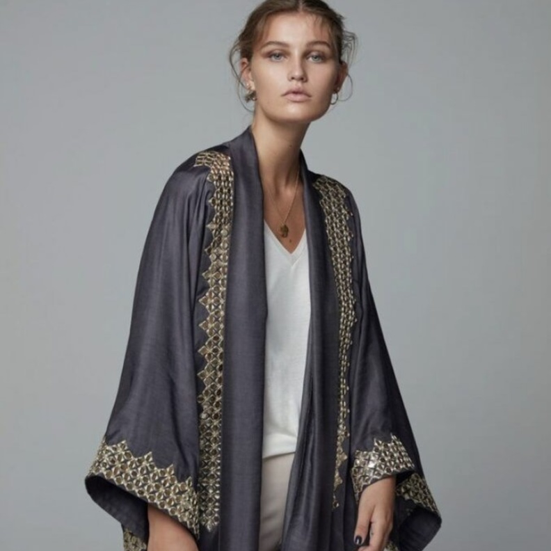 عباية ذات قصة فضفاضة واكمام واسعة ومزمومة من الاطراف