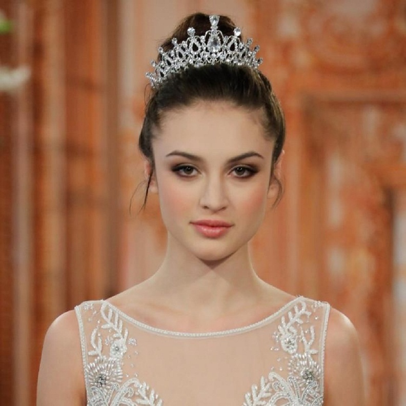 تسريحة مع اكسسوار من عرض ريم عكرا