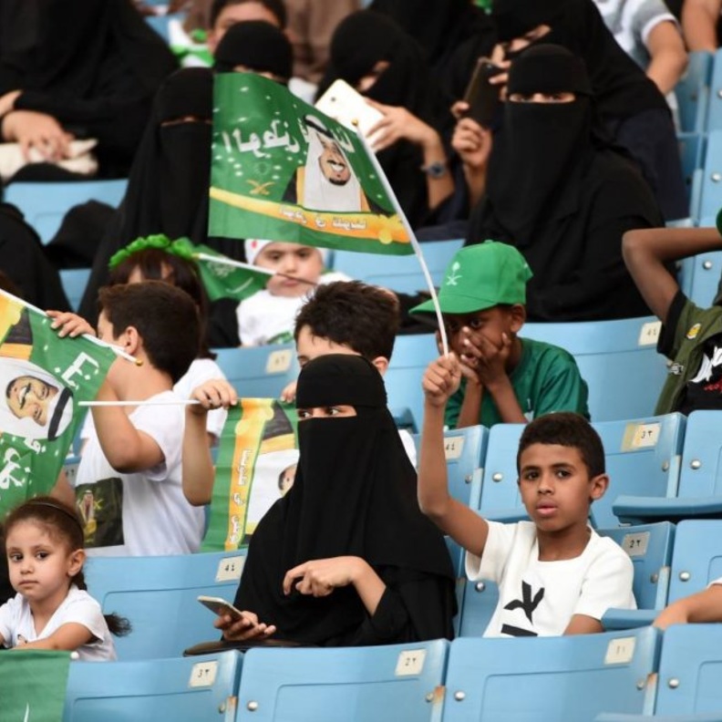 سارة الدوسري أول سعودية مسؤولة عن تنظيم مدرج العائلات في الملاعب