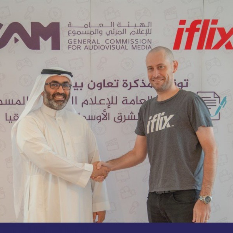 ممثلي هيئة الاعلام وشركة ايفلكس أثناء توقيع مذكرة التعاون بينهما