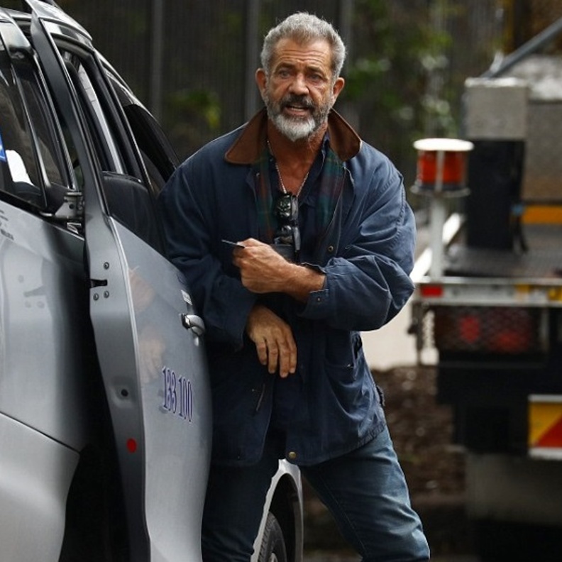 أثار إنتباه المارة بلحيته الكثيفة