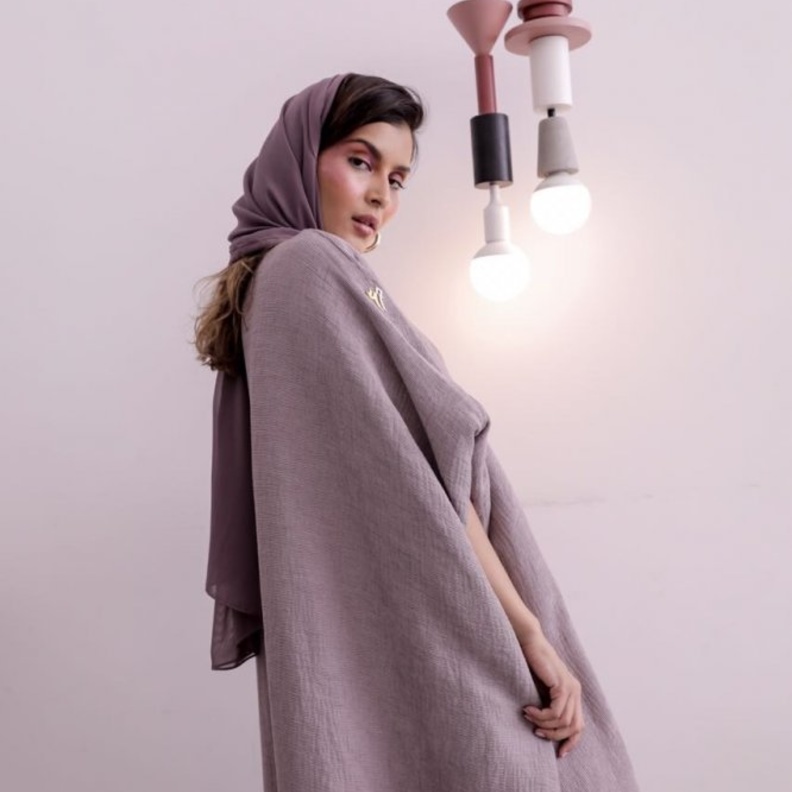 عباية عصرية بعقدة أمامية