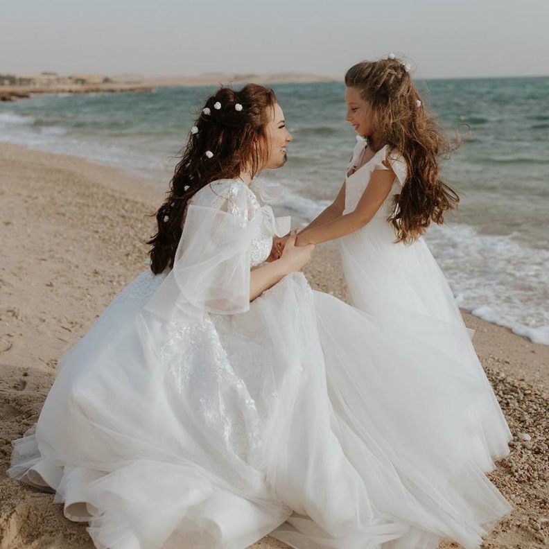 فستان زفاف عروس مينا عطا تميز باكتافه المنسدلة