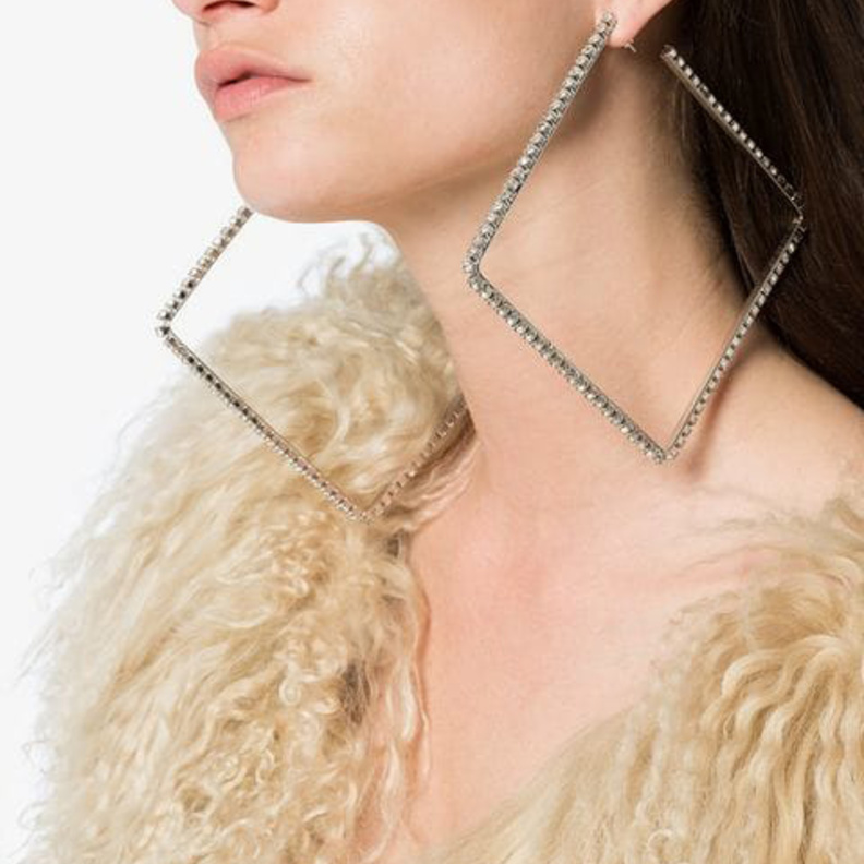 اقراط مربعة بحجم كبير من علامة Area