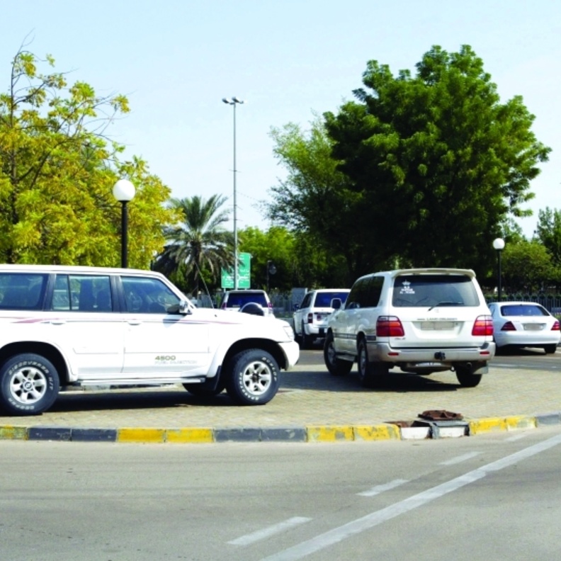 شرطة أبوظبي تحدد 6 أنواع للوقوف الخاطئ