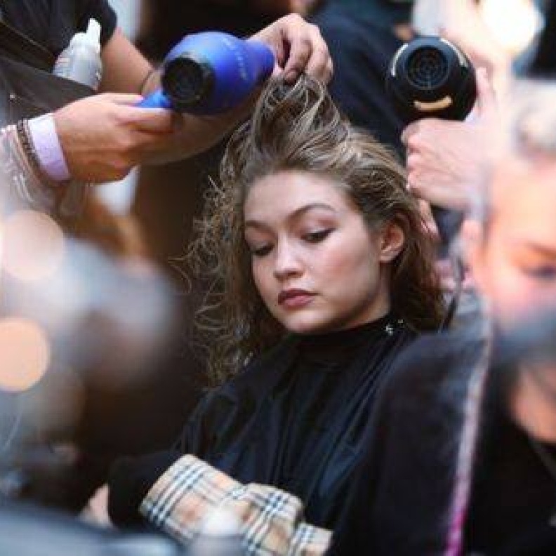 جيجي حديد تخضع للتحضيرات قبل انطلاق عرض Prabal Gurung ضمن أسبوع الموضة في نيويورك