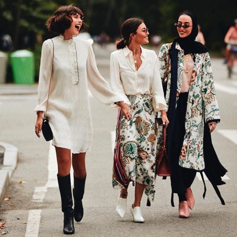 صورة تجمع نور عريضة، كارن وازن ولينا الغوطي خلال توجههن الى عرض توري بورش