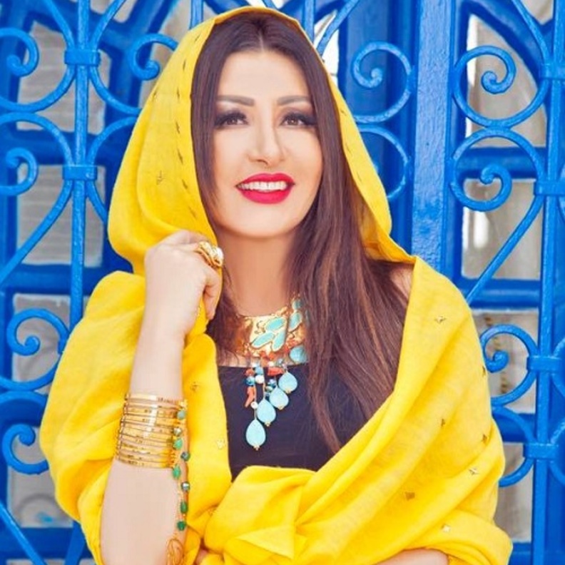 لطيفة التونسية تدلل والدتها في المستشفى