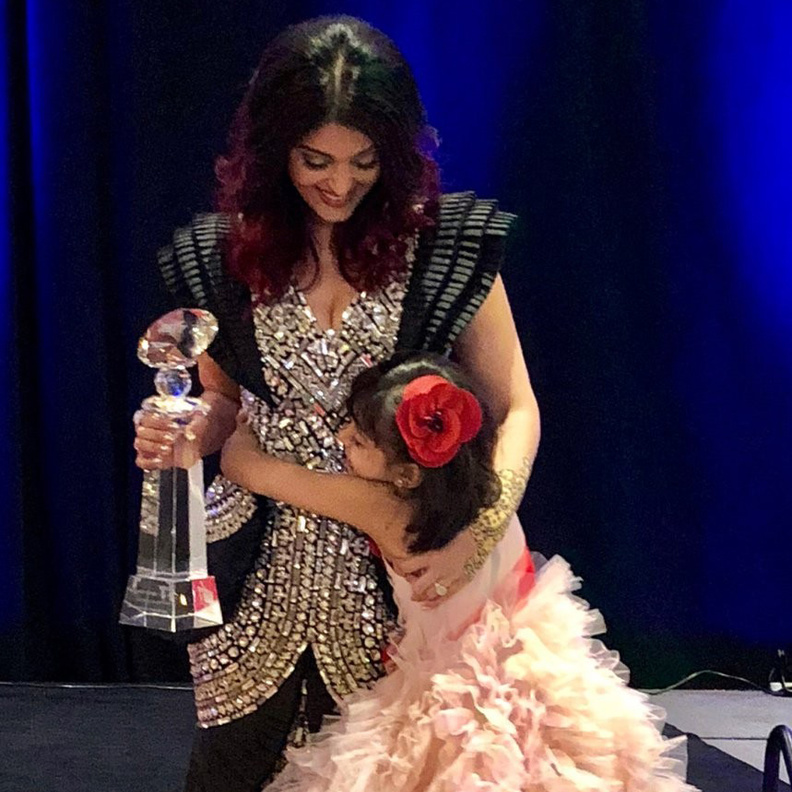 آيشواريا راي تتسلم جائزة ميريل ستريب بصحبة طفلتها آرادهيا