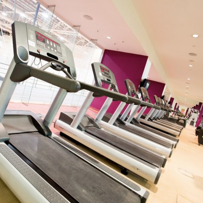 يحتوي المركز الرياضي على مسبح أولمبي