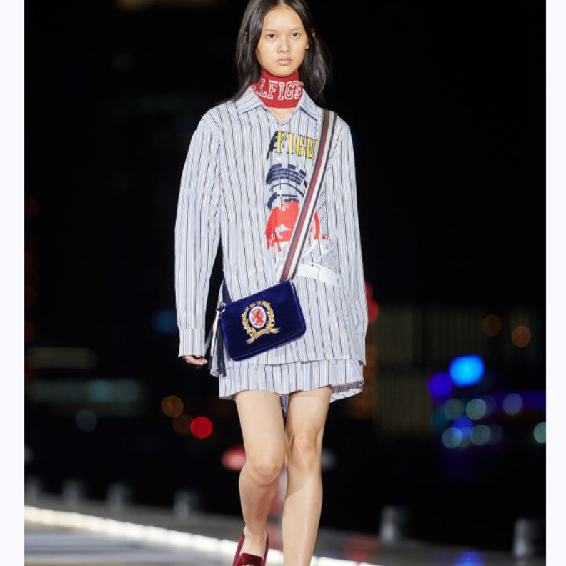 فستان بالأزرق والرمادي من تومي هيلفيغر