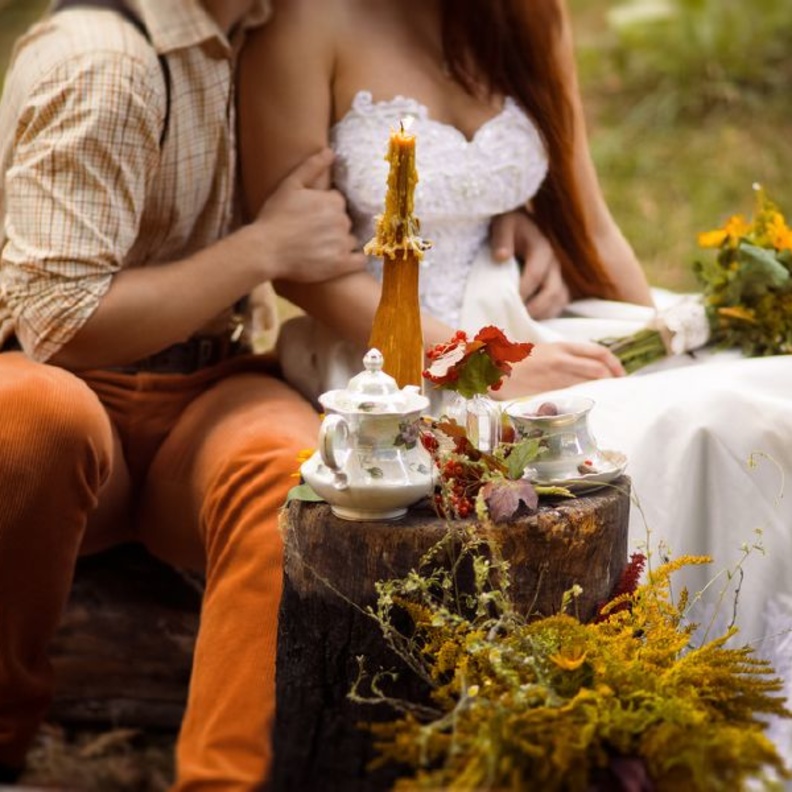 استبدلي الطاولات بجذوع الاشجار وزينيها بطريقة رومانسية