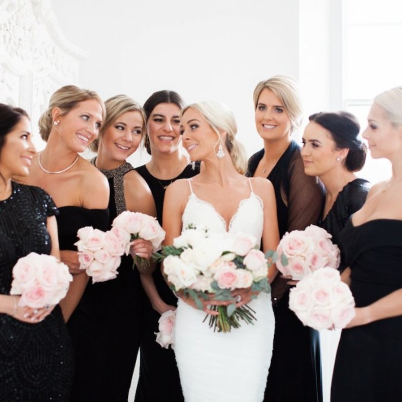  اناقة الفساتين السوداء للمدعوات في حفل الزفاف