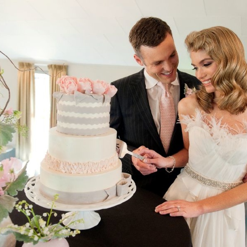 اناقة اللون الذهبي مع الكعكة