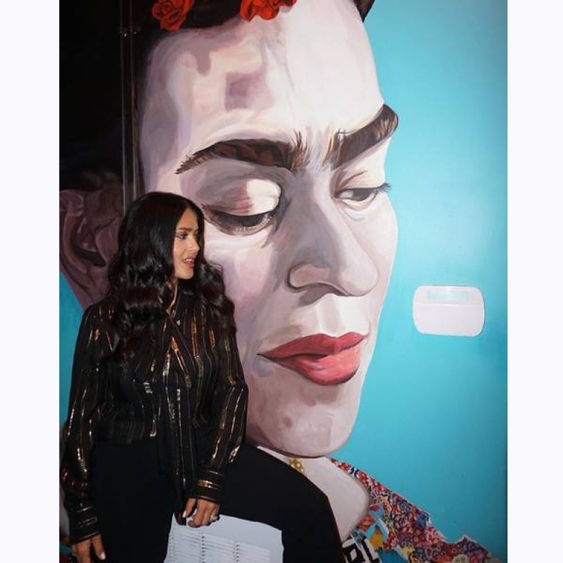 سلمى حايك سعيدة بوجود صورة للأيقونة المكسيكية فريدا في مهرجان تورنتو السينمائي