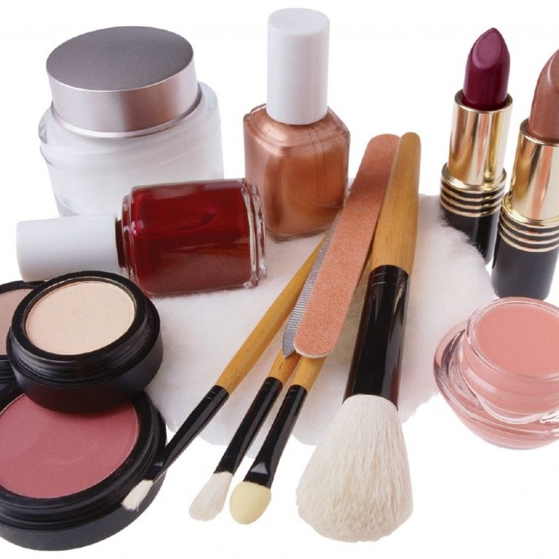  احملي معك دوما مرطب للشفاه واحمر الشفاه