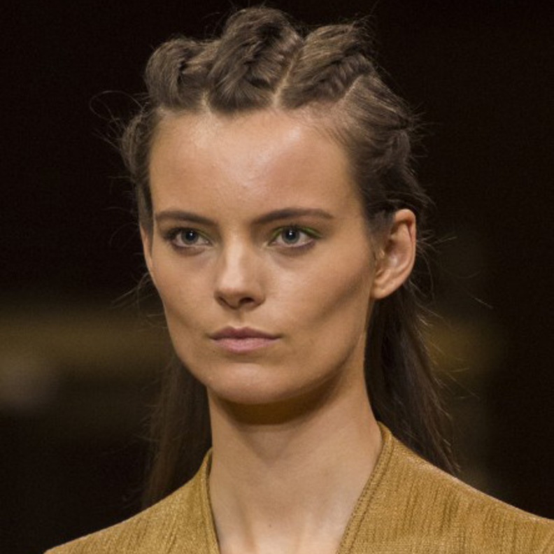 احدث تسريحات الشعر مع ضفائر السنبلة العصرية من Christian Siriano