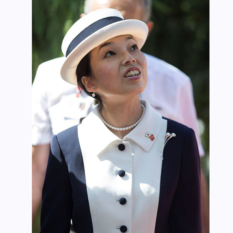  إطلالة كلاسيكية أحادية اللون