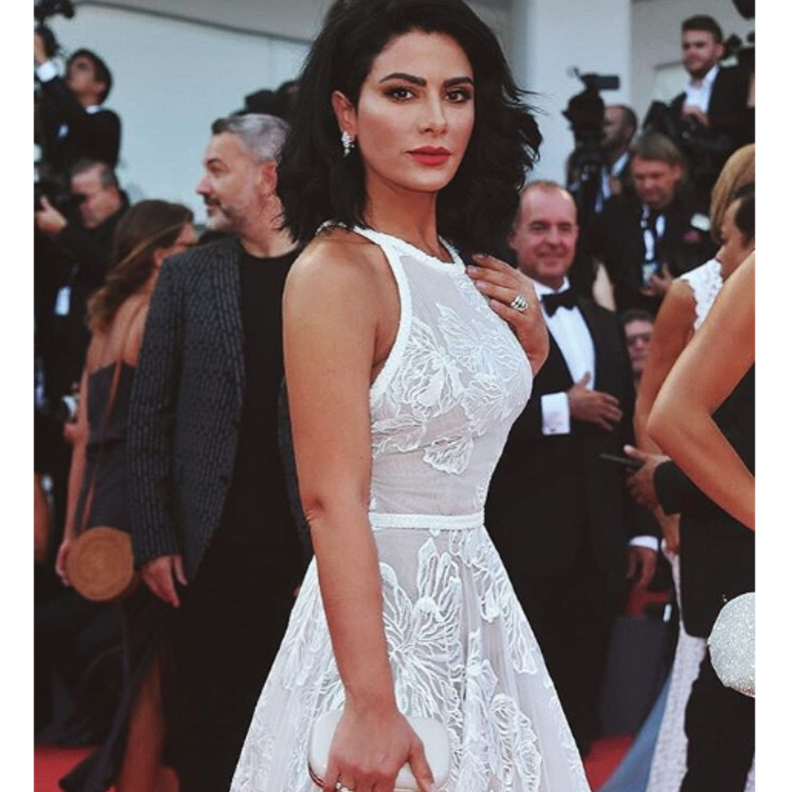 فستان أسود بتصميم ناعم اختارته صبا مبارك