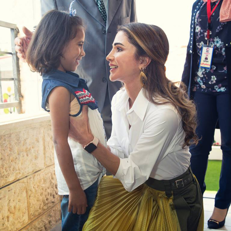 اختارت الملكة رانيا اسدال شعرها من الخلف ورفعه من الامام، كما اعتمدت ماكياجاً ناعماً مع لون شفاه زهري فاتح