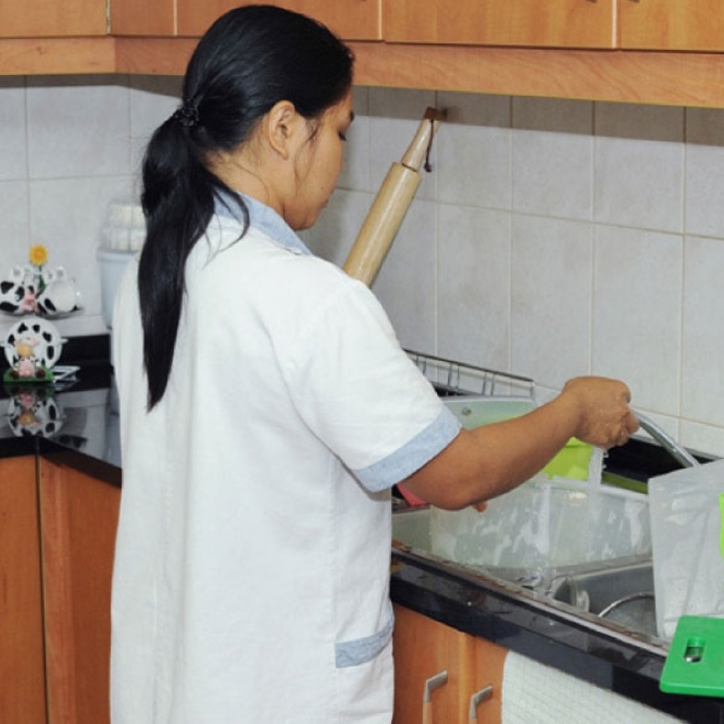 انخفاض كلفة الخدم بمعدل 20% بسبب تعديل أوضاع المخالفين 