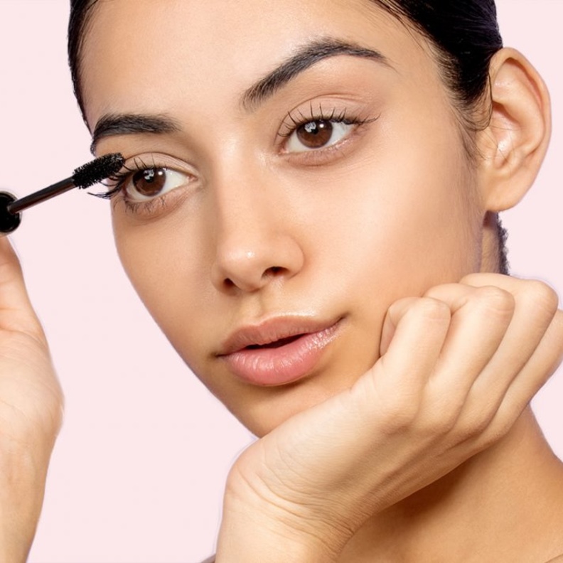 ضعي المسكارا على الرموش الأخيرة لكي تبدو عينيكي لوزيتين