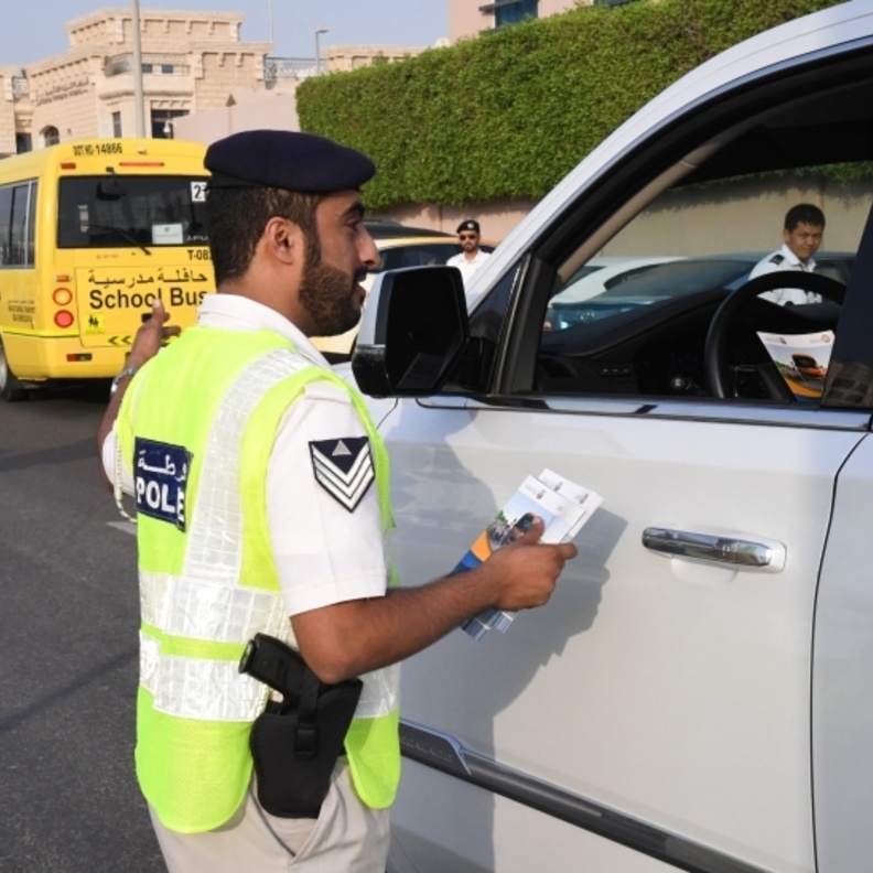 مخالفات تحذيرية للسائقين قرب مدارس أبوظبي