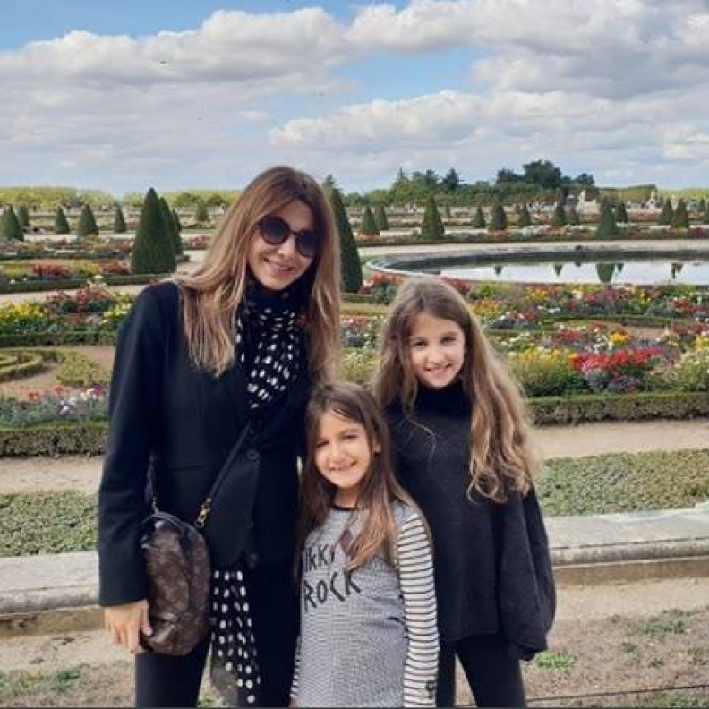 نانسي عجرم مستمتعة برفقة ابنتيها في باريس وقد ظهرت عليها علامات الحمل