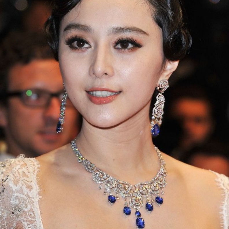 فان بينغ بينغ ترتدي أقراط شوبارد Chopard