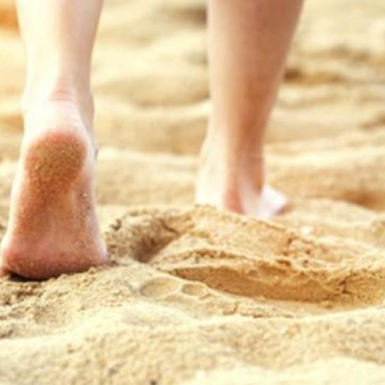 المشي على الرمل يعالج الأمراض الجلدية في القدمين