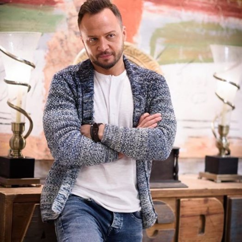 مكسيم يتعرض للهجوم بسبب تركه والدته في دار العجزة