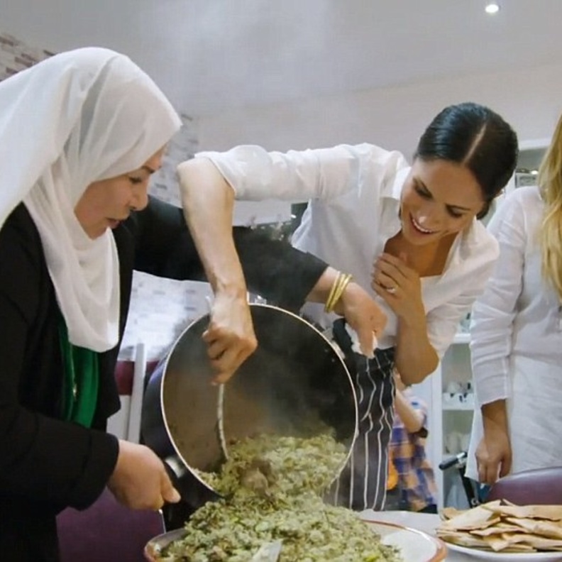 ميغان ماركل تطبخ مع المتطوعات في مركز المنار