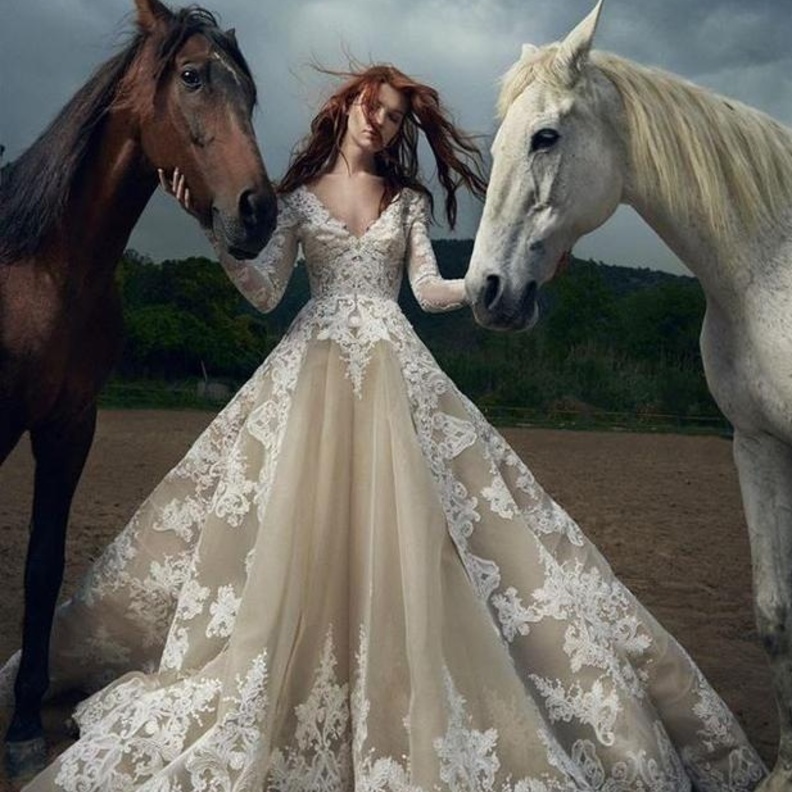 فستان من تصميم ايلي صعب