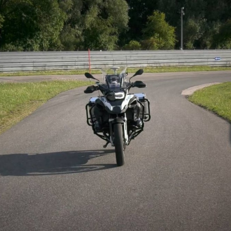 BMW تطور دراجة نارية ذاتية القيادة !