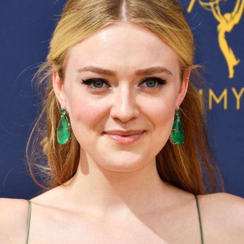أقراط زمرد اختراتها داكوتا فانينغ في حفل جوائز إيمي 2018 