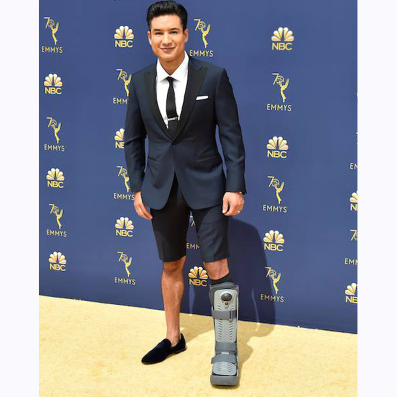 الممثل ماريو لوبيز أنيق بإطلالته في حفل جوائز إيمي رغم الشورت والحذاء الطبي!