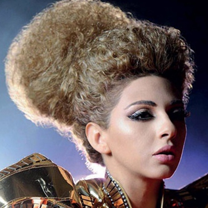 تسريحات شعر غريبة تباهت بها النجمات في فترة سابقة