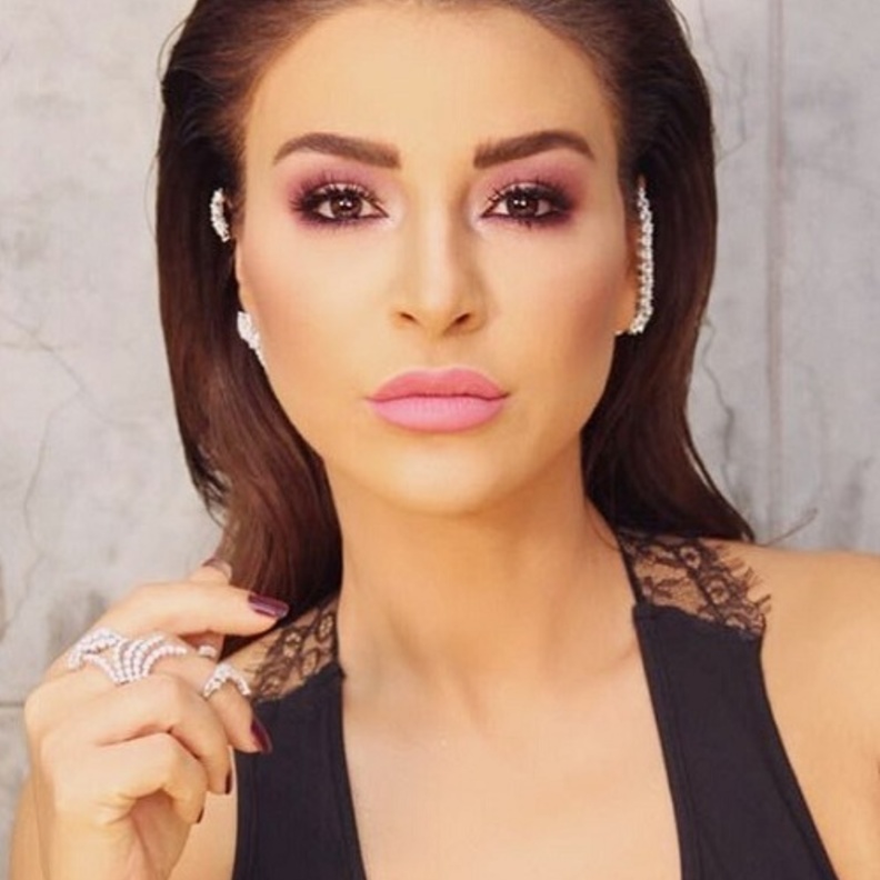 ماغي بو غصن تألقت بمكياج زهري باحدث اطلالة لها