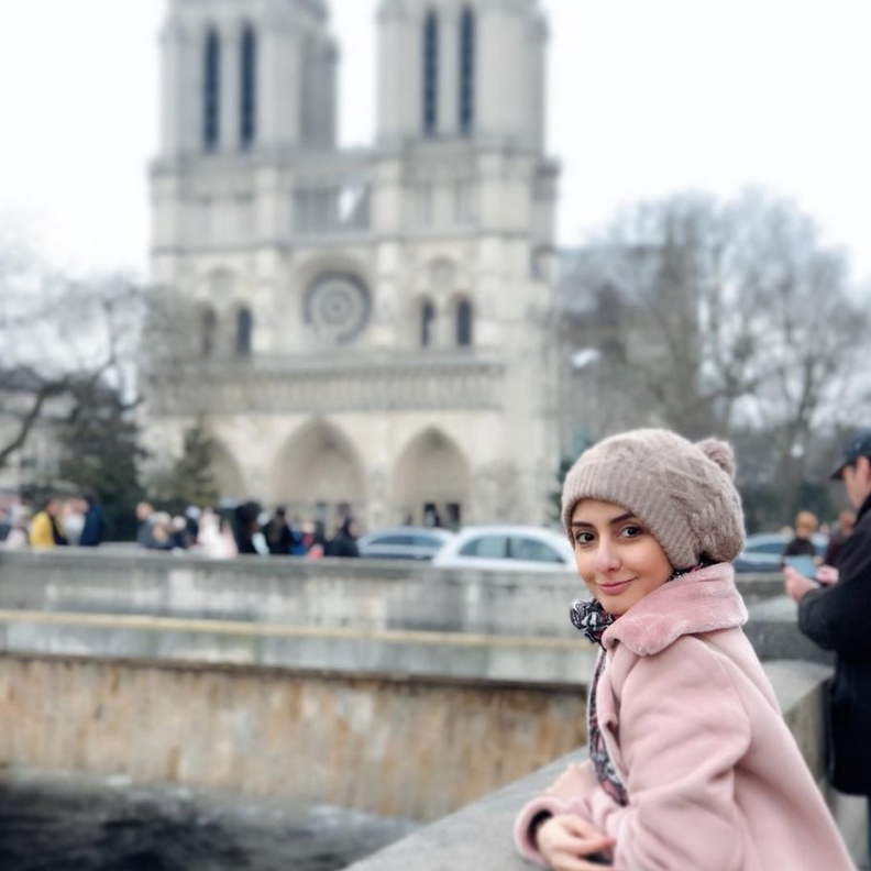  فاطمة مع لوحاتها المميزة