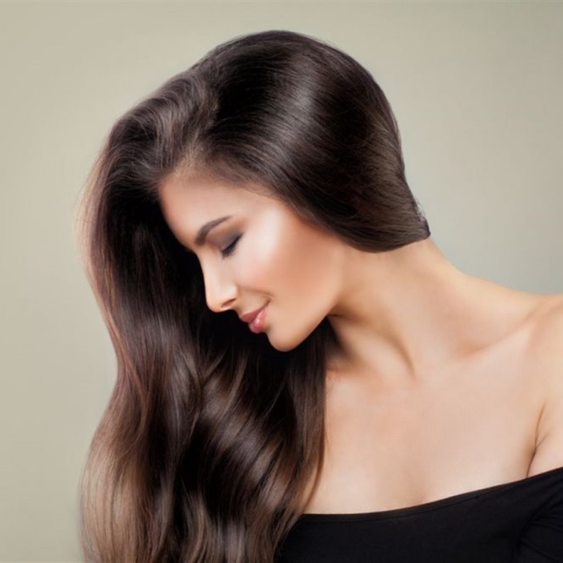 زيت جوز الهند فعّال في العناية بالشعر الجاف والدهني