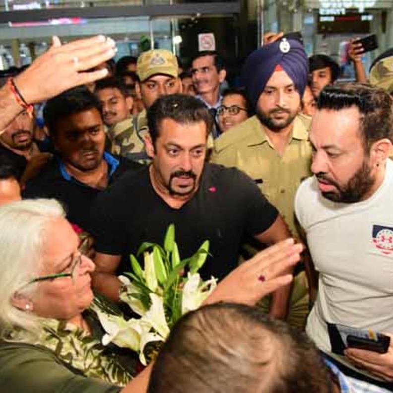 يوليا فانتور في المطار