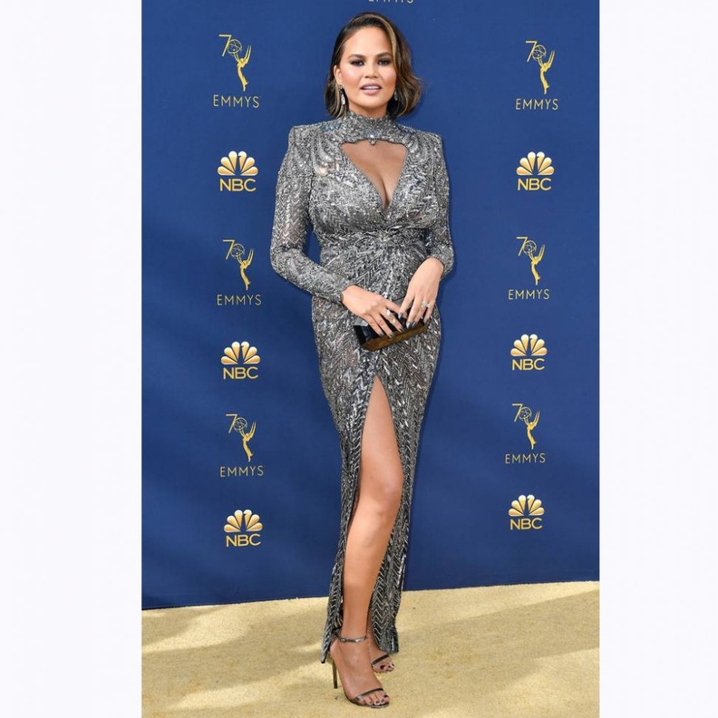 اطلالة الممثلة Angela Bassett بالابيض من توقيع المصممين Azzi and Osta