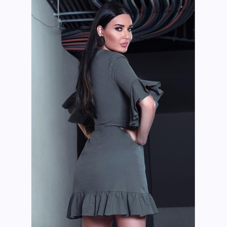 الفنانة أحلام باطلالة بالدانتيل الأسود مع النظارات الكبيرة