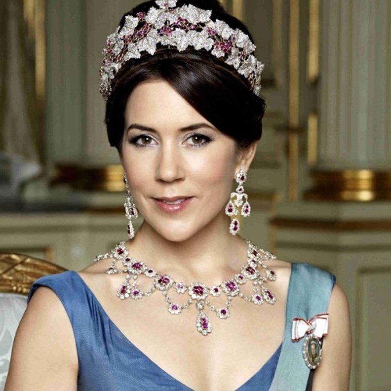 مجوهرات الروبي الأحمر تتألق على الأميرة ماري أميرة الدنمارك