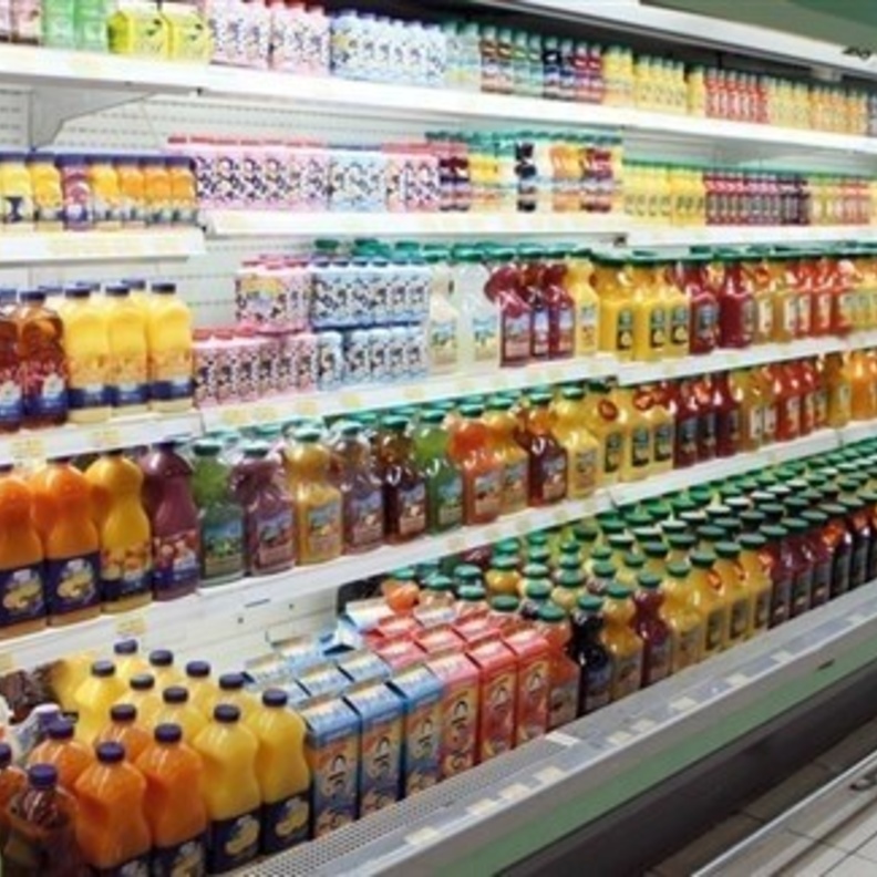 الإمارات تفرض رقابة إلزامية على جودة العصائر والألبان