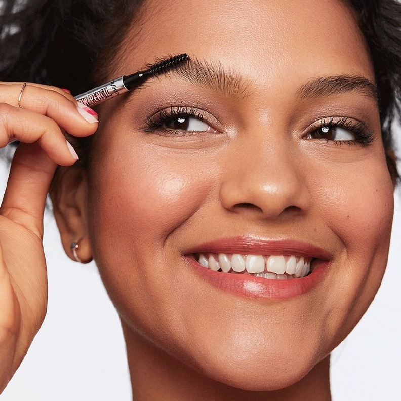 احتفلي بيوم الحواجب العالمي مع Benefit!