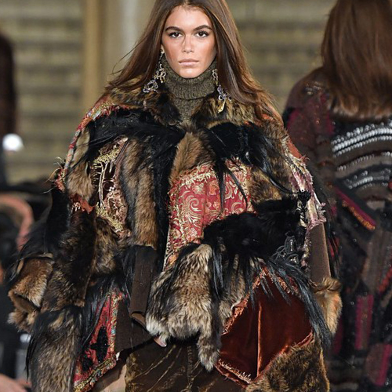 كايا غيربر‎ Kaia Gerber بموضة شبابية خلال عرض Coach