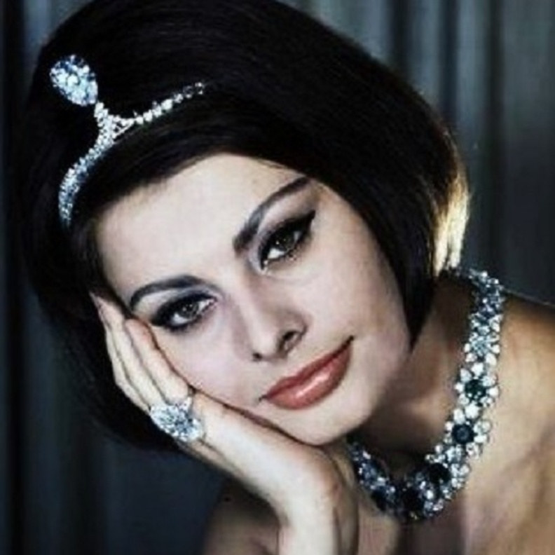 صوفيا لورين في اطلالة ساحرة بمجوهرات بولغاري Bulgari